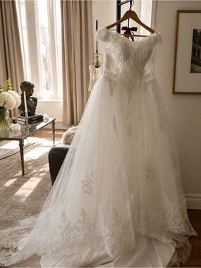 NEW Elegant Lace Ball Gown Wedding Dress | Corset Back | Size 8 | Off Shoulder